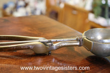Load image into Gallery viewer, Gilchrist Metal Ice Cream Scoop Model 30