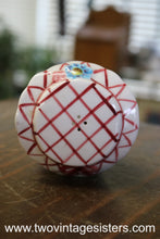 Load image into Gallery viewer, Lefton Miss Daisy Ceramic Condiment Shaker