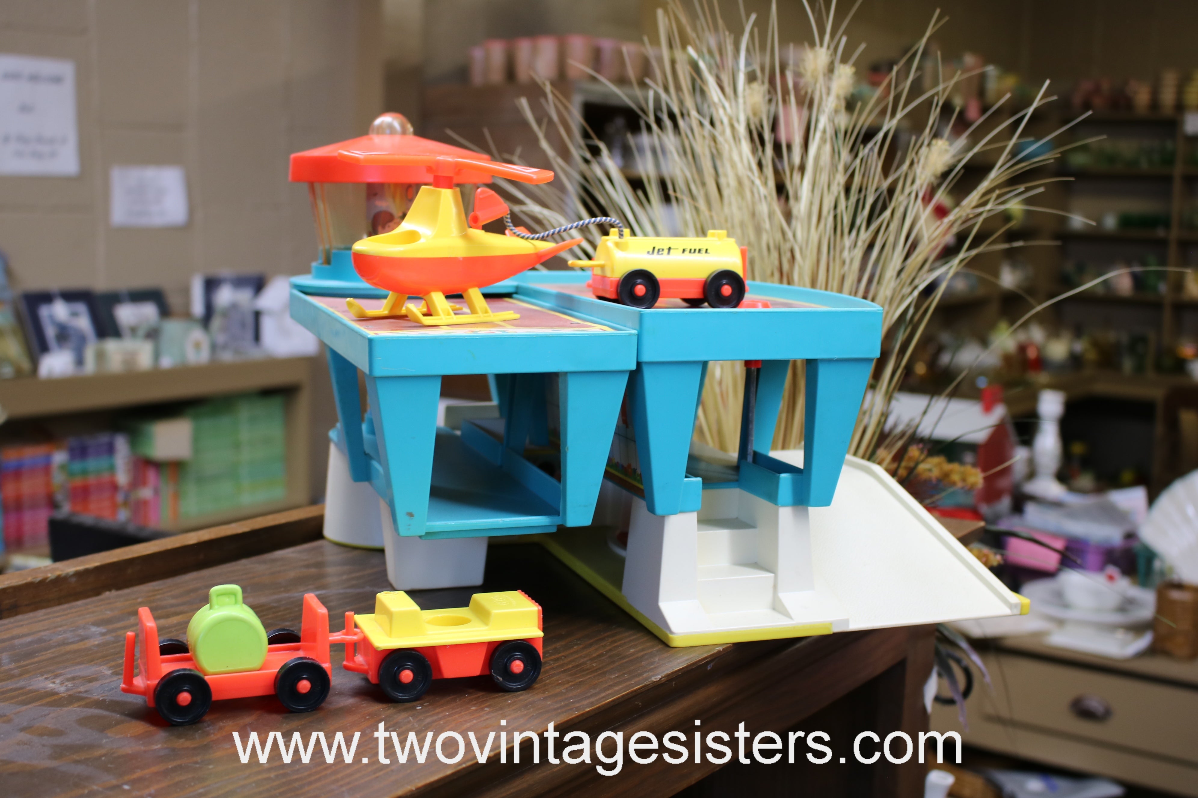 1972 FISHER PRICE #996 PLAY FAMILY AIRPORT - Main Image
