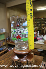 Load image into Gallery viewer, Looney Toons 1995 Bugs Bunny Golfing Glass Cup